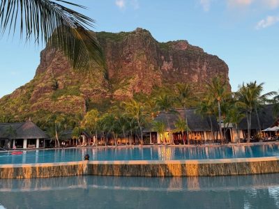 10-Dinarobin Beachcomber-505193372_18413178688102411_5589478415428794908_n Groot