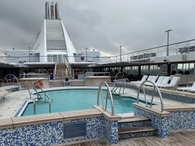 Reizen Staelens zwembad dek regent