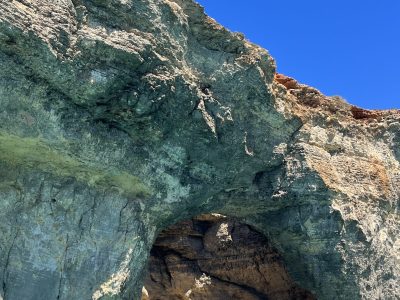 Grotten nabij Gozo en Comino