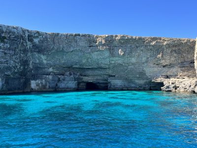 Grotten nabij Gozo en Comino